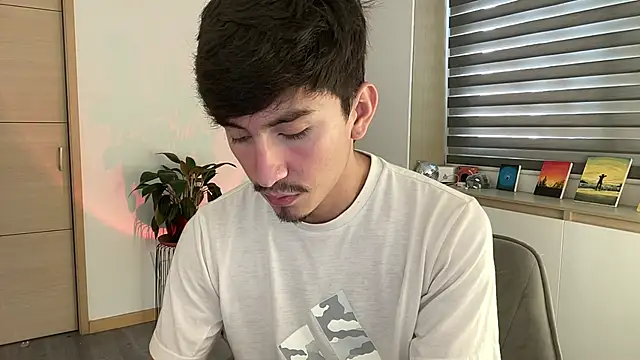 sweettaaron01 online show from 10/28/25, 05:15