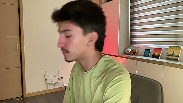 sweettaaron01 online show from 12/15/25, 06:01