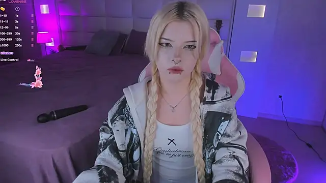 Snapshot of Cuddly_Kitten chatting on 09/24/25, 10:24 Cuddly Kitten online show from 09/24/25, 10:24