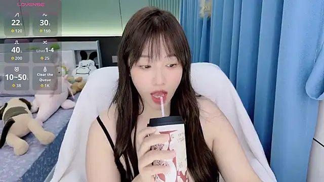 Liuyifei2005 online show from 10/29/25, 04:09