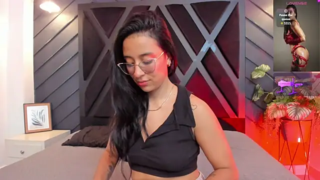 zoe martins  online show from 10/05/25, 04:49