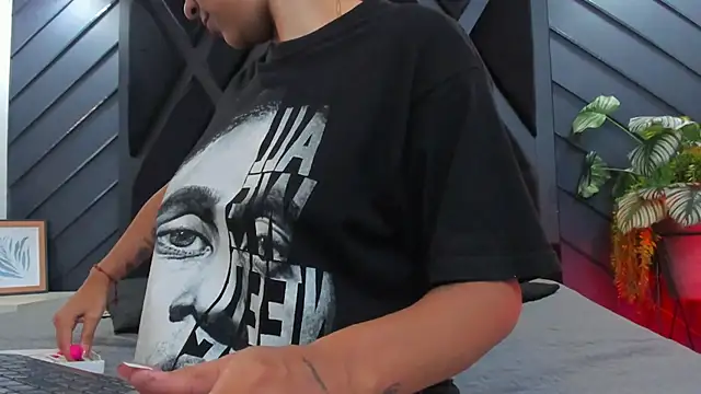 zoe martins  online show from 10/06/25, 05:21