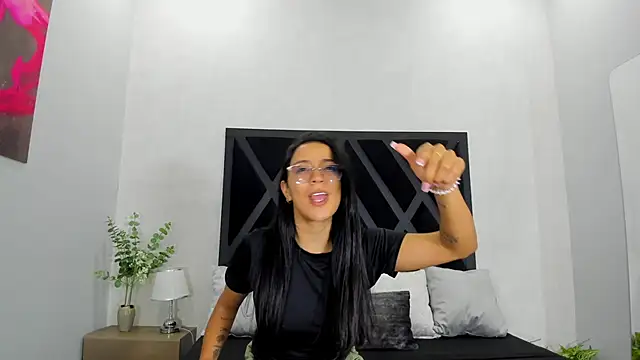 zoe martins  online show from 06/17/26, 05:36