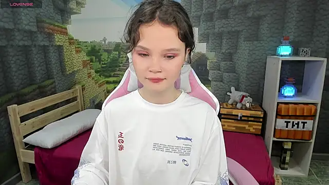 Snapshot of EmilyChaves chatting on 09/22/25, 10:56 EmilyChaves online show from 09/22/25, 10:56