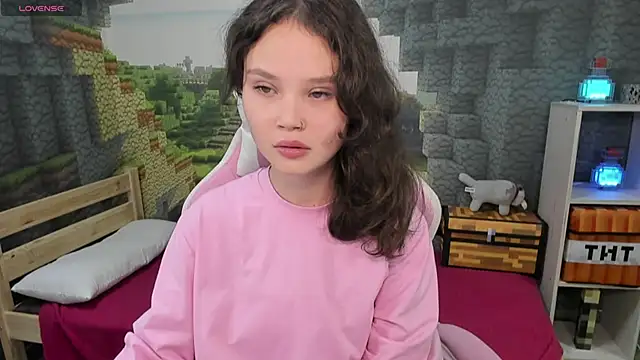 Snapshot of EmilyChaves chatting on 10/13/25, 06:19 EmilyChaves online show from 10/13/25, 06:19