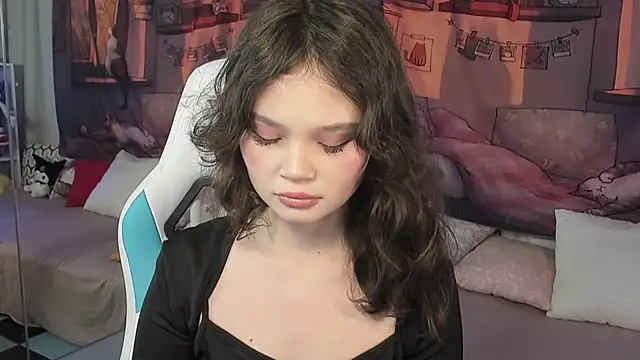 Snapshot of EmilyChaves chatting on 11/18/25, 11:03 EmilyChaves online show from 11/18/25, 11:03