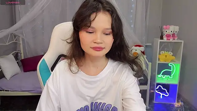 Snapshot of EmilyChaves chatting on 12/19/25, 04:19 EmilyChaves online show from 12/19/25, 04:19