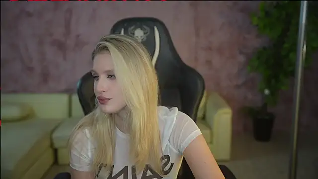 Snapshot of Scarlett_Sweet054 chatting on 11/24/25, 04:07 Scarlett Sweet054 online show from 11/24/25, 04:07