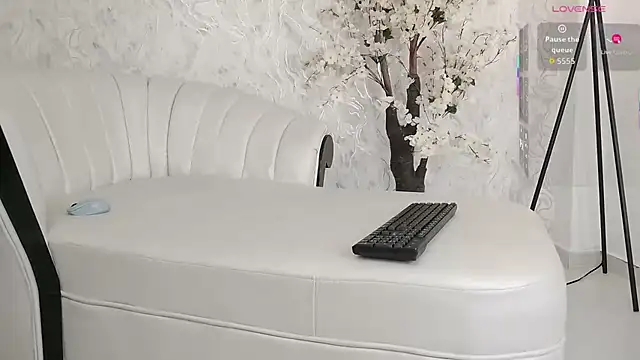 aura sanders1 online show from 12/03/25, 11:52