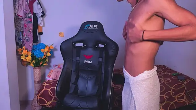 Snapshot of Andrewpetrikov_ chatting on 10/08/25, 03:15 Andrewpetrikov online show from 10/08/25, 03:15