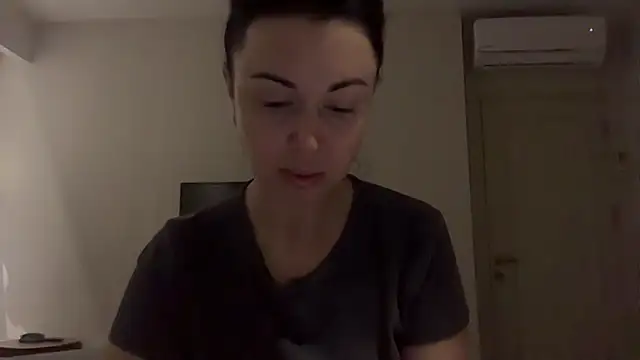 Snapshot of Gilin1 chatting on 12/17/25, 08:48 Gilin1 online show from 12/17/25, 08:48