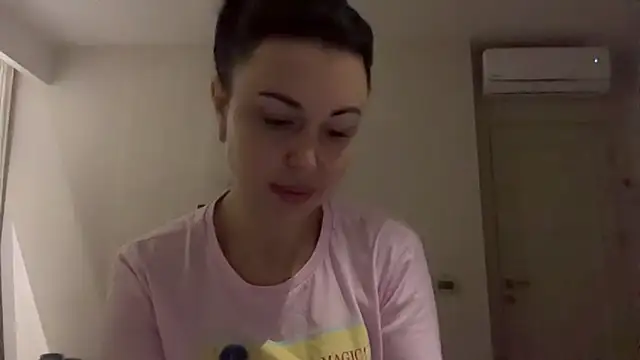 Snapshot of Gilin1 chatting on 12/22/25, 09:45 Gilin1 online show from 12/22/25, 09:45