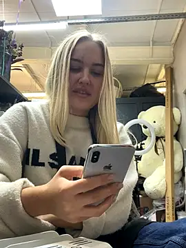 Snapshot of CandyVice chatting on 10/16/25, 04:52 CandyVice online show from 10/16/25, 04:52