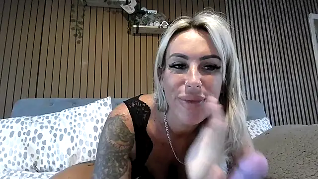 Snapshot of poppyinga1 chatting on 06/17/26, 05:10 poppyinga1 online show from 06/17/26, 05:10