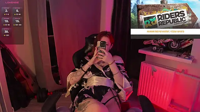 Snapshot of Melante chatting on 12/21/25, 08:38 Melante online show from 12/21/25, 08:38