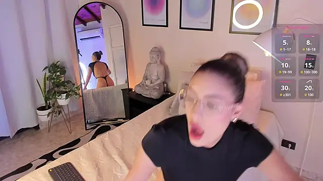 Snapshot of AriaMuse chatting on 10/16/25, 07:59 AriaMuse online show from 10/16/25, 07:59