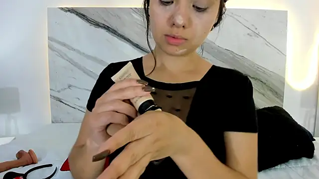 Snapshot of thamiina_ chatting on 10/22/25, 07:02 thamiina online show from 10/22/25, 07:02