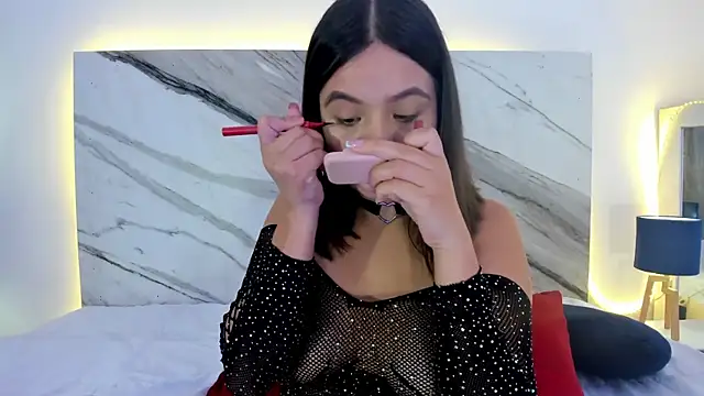 Snapshot of thamiina_ chatting on 11/26/25, 07:04 thamiina online show from 11/26/25, 07:04