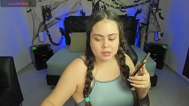 LolaVillalobos online show from 10/30/25, 11:33