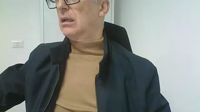 Snapshot of Sensor2000 chatting on 12/19/25, 08:10 Sensor2000 online show from 12/19/25, 08:10