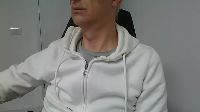 Snapshot of Sensor2000 chatting on 01/14/26, 02:01 Sensor2000 online show from 01/14/26, 02:01