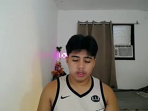 Snapshot of Hugecock2hundle_intown chatting on 11/15/25, 06:48 Hugecock2hundle intown online show from 11/15/25, 06:48