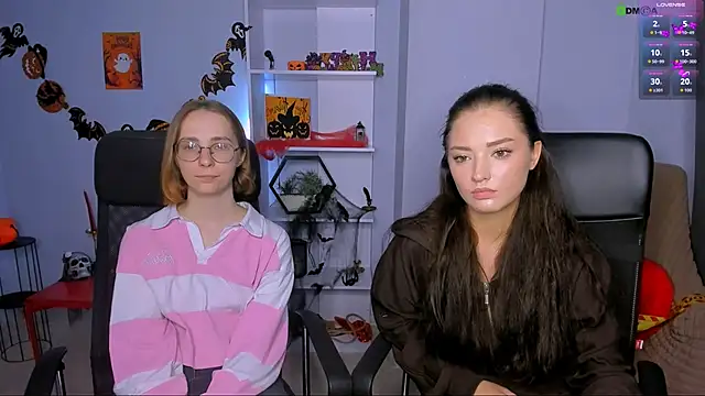 Snapshot of miki-niki chatting on 10/30/25, 02:18 miki-niki online show from 10/30/25, 02:18