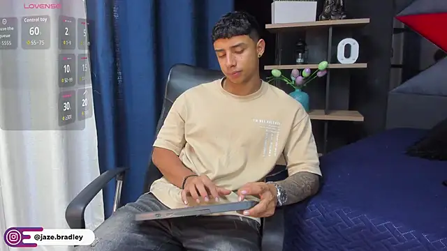 Snapshot of jaze_bradley chatting on 10/31/25, 11:33 jaze bradley online show from 10/31/25, 11:33