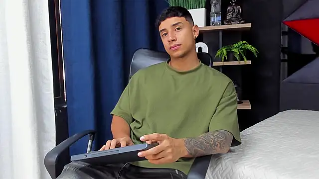 Snapshot of jaze_bradley chatting on 11/26/25, 11:22 jaze bradley online show from 11/26/25, 11:22