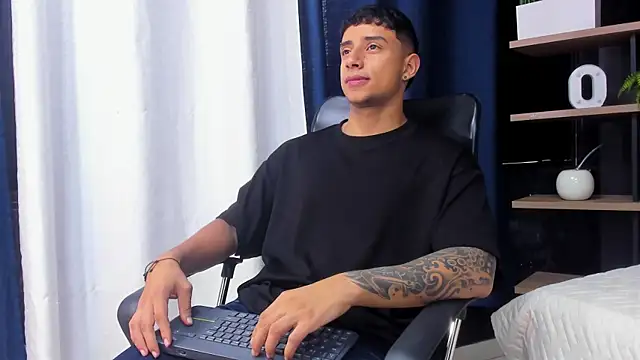 Snapshot of jaze_bradley chatting on 11/28/25, 11:35 jaze bradley online show from 11/28/25, 11:35