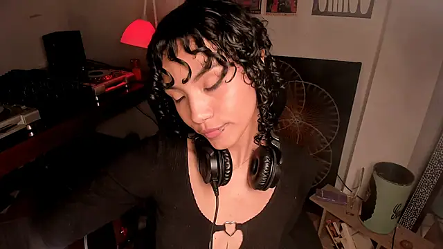 Snapshot of Nati____ chatting on 04/18/26, 01:53 Nati online show from 04/18/26, 01:53