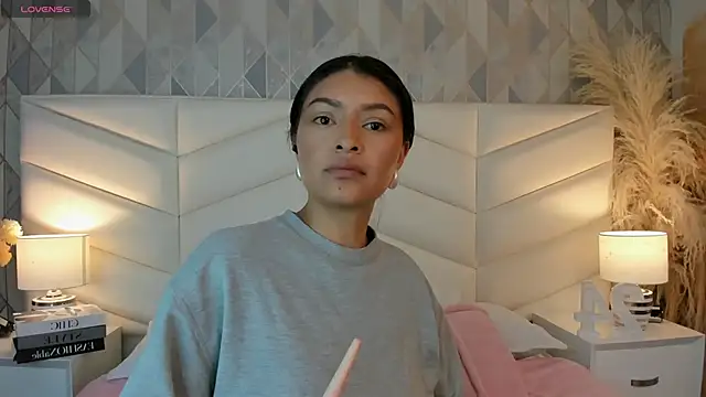 Snapshot of victoria___jonnes chatting on 09/18/25, 12:40 victoria jonnes online show from 09/18/25, 12:40