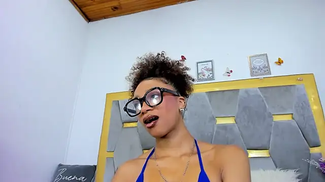 Snapshot of AliyahBrowns chatting on 12/19/25, 08:27 AliyahBrowns online show from 12/19/25, 08:27