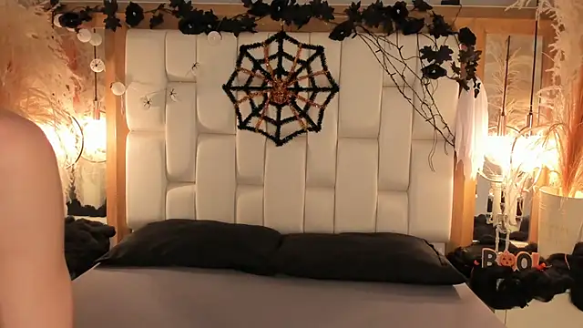 Daphne And Roger online show from 10/27/25, 11:14