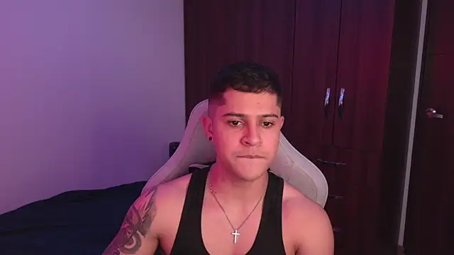 Snapshot of domsantiago_ chatting on 10/15/25, 01:39 domsantiago  online show from 10/15/25, 01:39