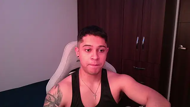 Snapshot of domsantiago_ chatting on 10/15/25, 05:35 domsantiago  online show from 10/15/25, 05:35