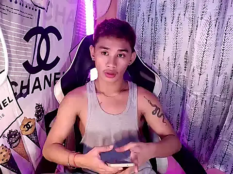 Snapshot of asianhardcock25 chatting on 12/19/25, 02:35 asianhardcock25 online show from 12/19/25, 02:35