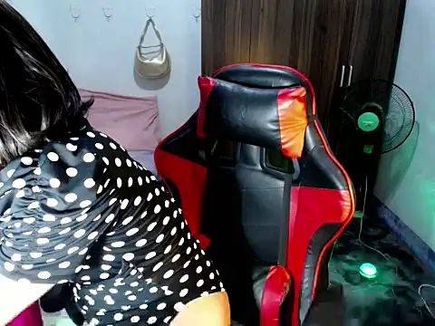 Urassiansweetcummer online show from 06/17/26, 12:13