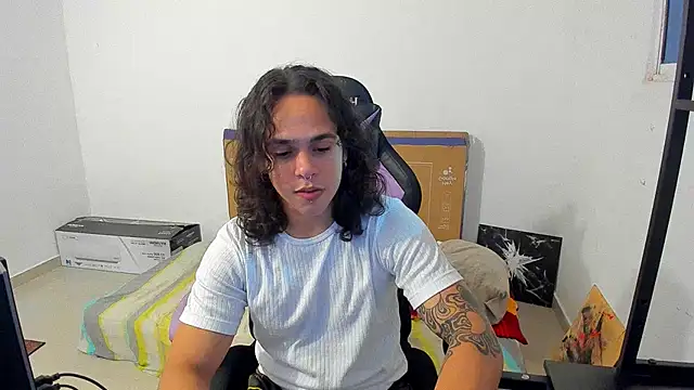 Snapshot of Maximiliano_scoott__ chatting on 10/26/25, 04:40 Maximiliano scoott online show from 10/26/25, 04:40