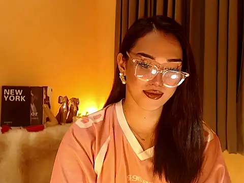 Snapshot of magnificent_kitana chatting on 09/26/25, 04:00 magnificent kitana online show from 09/26/25, 04:00