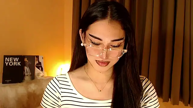 Snapshot of magnificent_kitana chatting on 10/19/25, 01:23 magnificent kitana online show from 10/19/25, 01:23