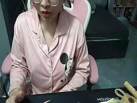 Snapshot of Ori-Yannie chatting on 12/20/25, 07:26 Ori-Yannie online show from 12/20/25, 07:26