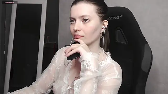 Snapshot of cute_elfy_ chatting on 09/28/25, 04:45 cute elfy online show from 09/28/25, 04:45