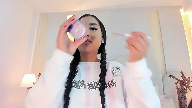 SalomeeBell online show from 10/08/25, 08:50