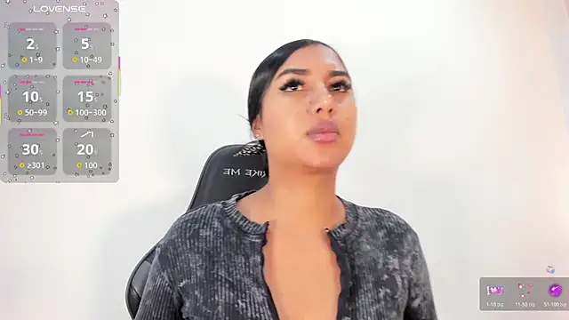 Snapshot of SalomeeBell chatting on 12/22/25, 08:28 SalomeeBell online show from 12/22/25, 08:28