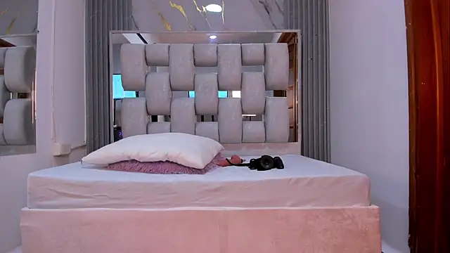 Wonderkloe  online show from 05/06/26, 07:52