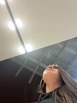 Snapshot of Isabella21_ chatting on 10/23/25, 12:21 Isabella21 online show from 10/23/25, 12:21