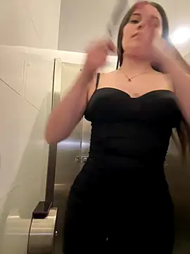 Snapshot of Isabella21_ chatting on 01/08/26, 10:12 Isabella21 online show from 01/08/26, 10:12