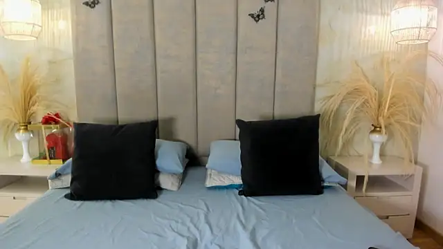 Snapshot of leaahcashh chatting on 10/23/25, 09:35 leaahcashh online show from 10/23/25, 09:35