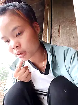 Snapshot of CloudyChu chatting on 10/25/25, 01:35 CloudyChu online show from 10/25/25, 01:35